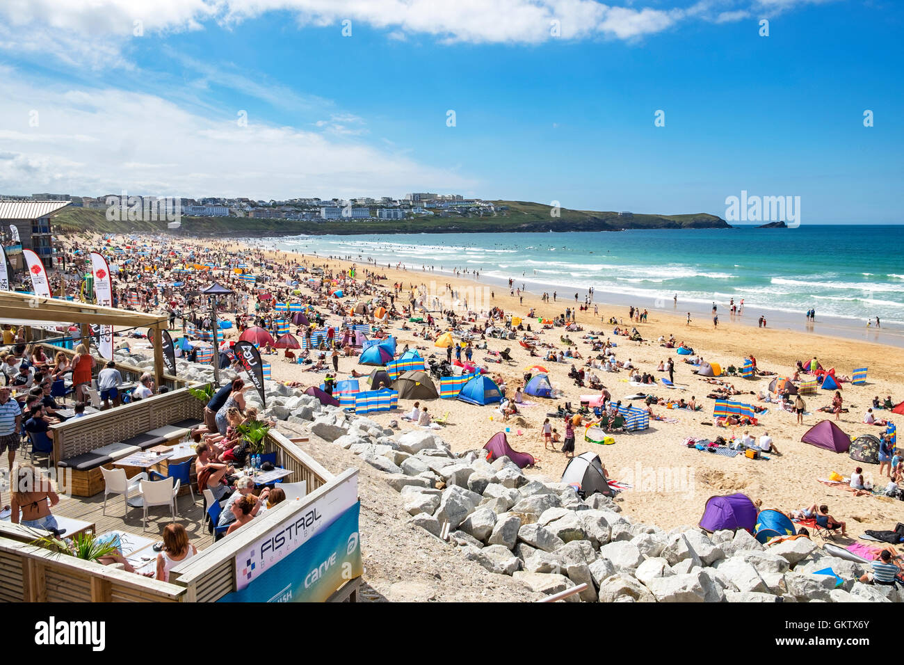 Una intensa giornata estiva a Fistral Beach in Newquay, Cornwall, England, Regno Unito Foto Stock