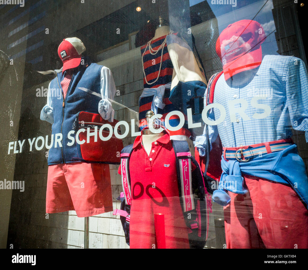 Una finestra di visualizzazione promuove il ritorno a scuola di shopping in New York Domenica, 14 agosto 2016. (© Richard B. Levine) Foto Stock