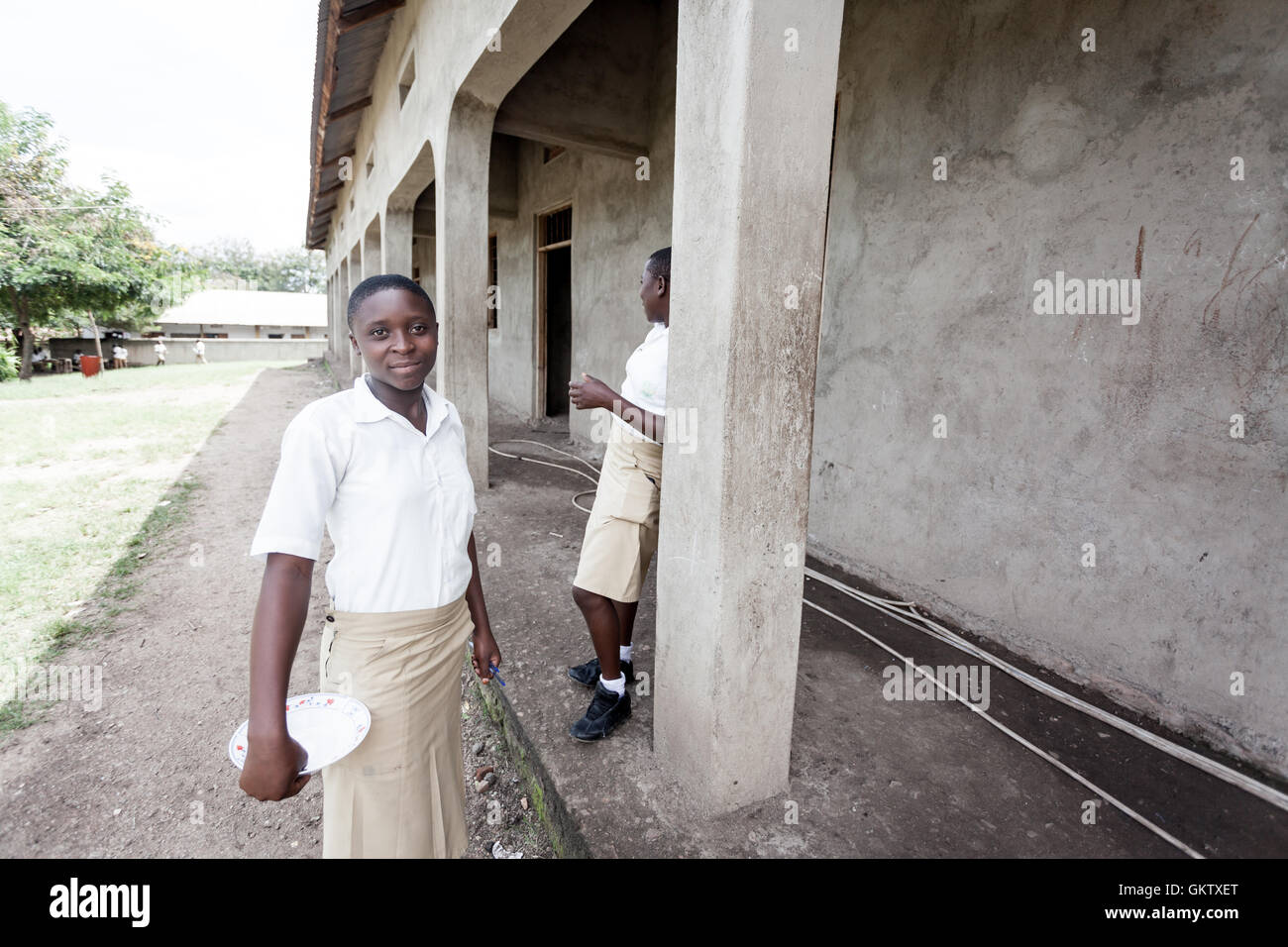 Due ragazze godetevi una sosta per pranzo presso una scuola a kasese, UGANDA Foto Stock