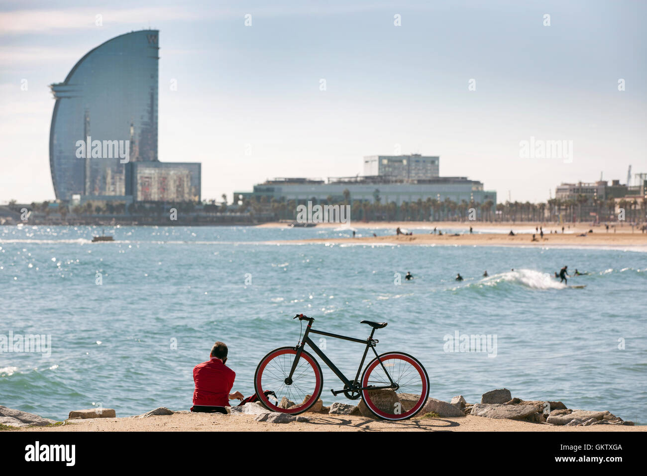 Spiaggia di Barcellona davanti con la mitica W Hotel in background. Foto Stock