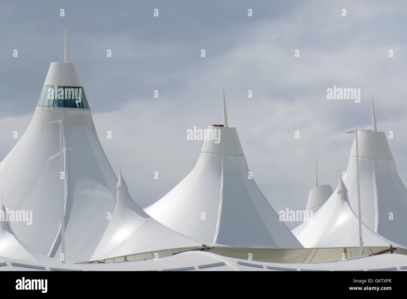 Vista ravvicinata delle tende dell'Aeroporto Internazionale di Denver anche chiamato dia in Colorado Foto Stock