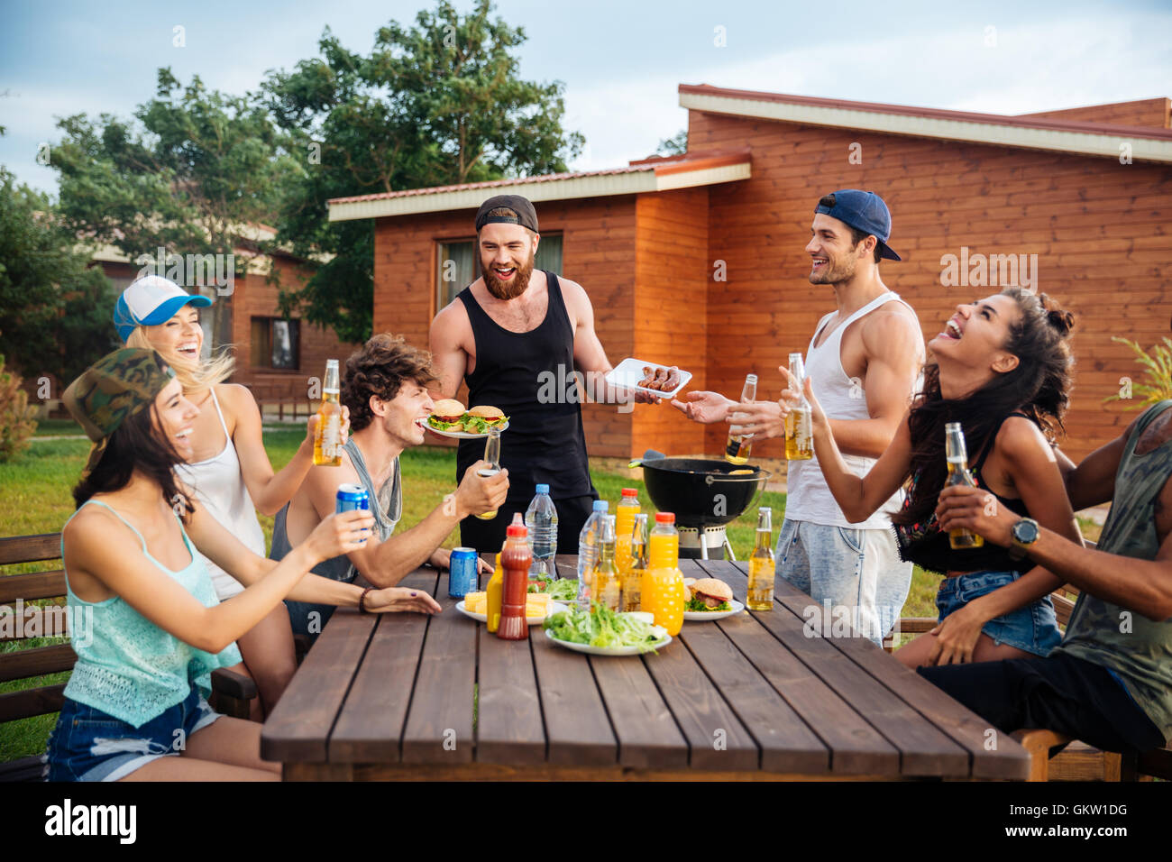 Un gruppo di giovani felici hanno Ridere e divertirsi sul barbecue party Foto Stock