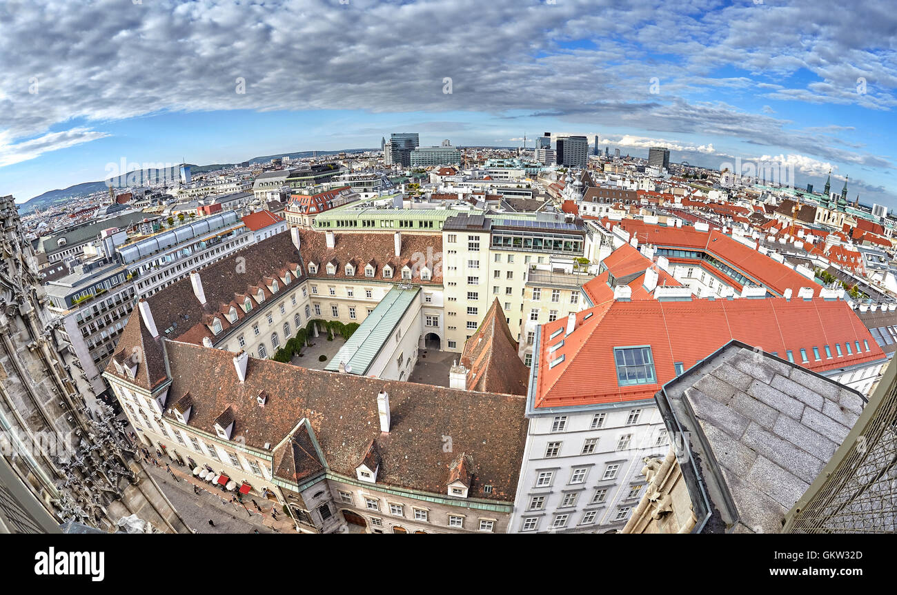 Obiettivo Fisheye foto panoramica di Vienna, vista dalla torre nord della Cattedrale di Santo Stefano, Austria. Foto Stock