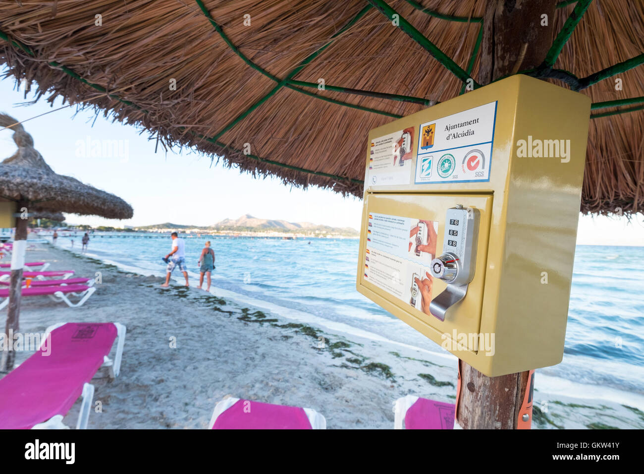 Cassetta di sicurezza su un ombrellone in spiaggia di Alcudia Maiorca Maiorca Foto Stock