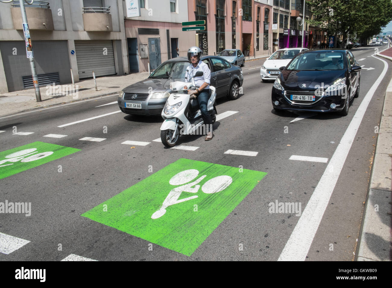 Spazio,priorità area casella,anteriore del traffico per biciclette a strisce pedonali nelle aree urbane del centro di Perpignan,a sud della Francia. Foto Stock