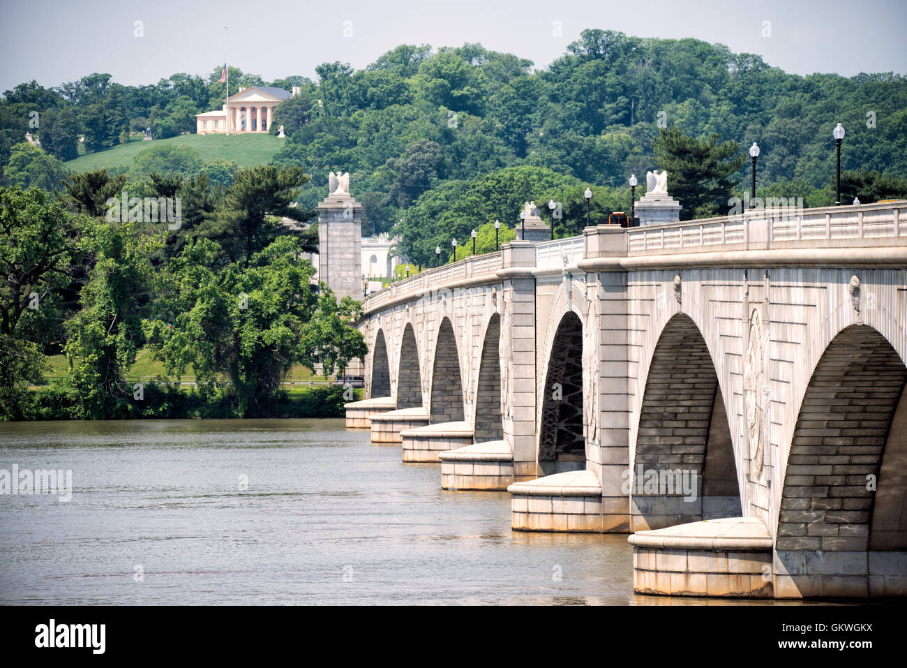 Arlington House Custis-Lee Mansion Washington DC // WASHINGTON DC — Arlington House, nota anche come Custis-Lee Mansion, si trova in posizione prominente sul lato della Virginia del fiume Potomac, visibile dall'altro lato dell'Arlington Memorial Bridge da Washington DC. La residenza in stile revival greco, completata nel 1818, ora funge da fulcro del cimitero nazionale di Arlington. Foto Stock
