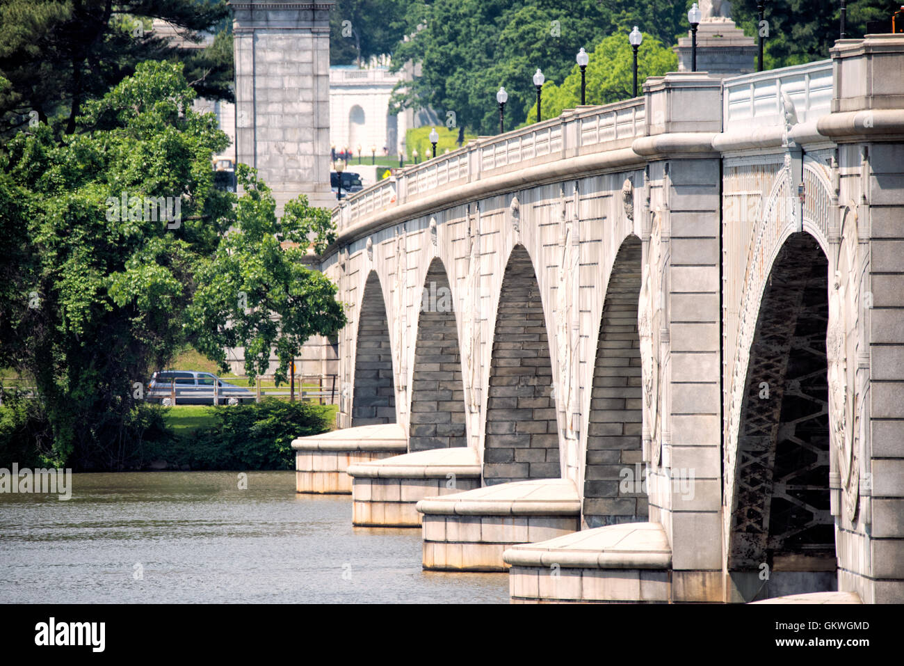 Arlington Memorial Bridge Washington DC // WASHINGTON DC — Arlington House, nota anche come Custis-Lee Mansion, si erge in modo prominente sul lato della Virginia del fiume Potomac, visibile dall'altro lato dell'Arlington Memorial Bridge da Washington DC. La residenza Greek Revival, completata nel 1818, ora funge da fulcro del cimitero nazionale di Arlington. Foto Stock