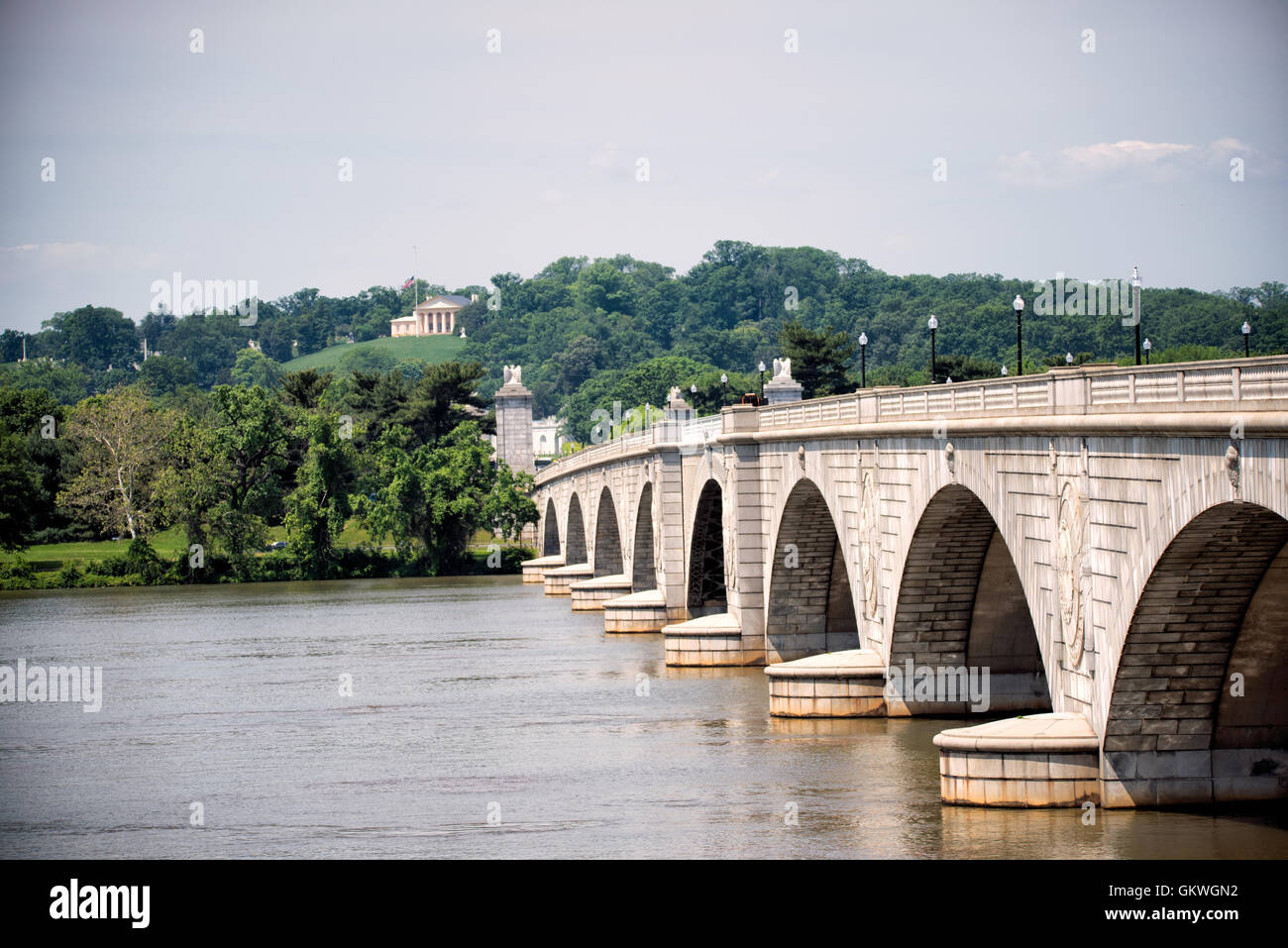Arlington House Custis-Lee Mansion Washington DC // WASHINGTON DC — Arlington House, nota anche come Custis-Lee Mansion, si trova in posizione prominente sul lato della Virginia del fiume Potomac, visibile dall'altro lato dell'Arlington Memorial Bridge da Washington DC. La residenza in stile revival greco, completata nel 1818, ora funge da fulcro del cimitero nazionale di Arlington. Foto Stock