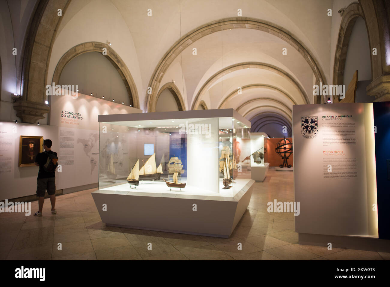 Il Museu de Marinha Maritime Museum espone Lisbona Portogallo // LISBONA, Portogallo — la mostra delle DiSoverie portoghesi nel Museum de Marinha (Museo marittimo) di Lisbona, Portogallo. Il Museu de Marinha (Museo marittimo della Marina) si concentra sulla storia marittima portoghese. Ospita mostre sull'età delle scoperte del Portogallo, sulla Marina portoghese, sulla navigazione commerciale e ricreativa e, in un grande annesso, chiatte e idrovolanti. Situato nel quartiere Belem di Lisbona, occupa, in parte, un'ala del Monastero di Jerónimos. Il suo ingresso è attraverso una cappella che Enrico il Navigatore aveva costruito Foto Stock