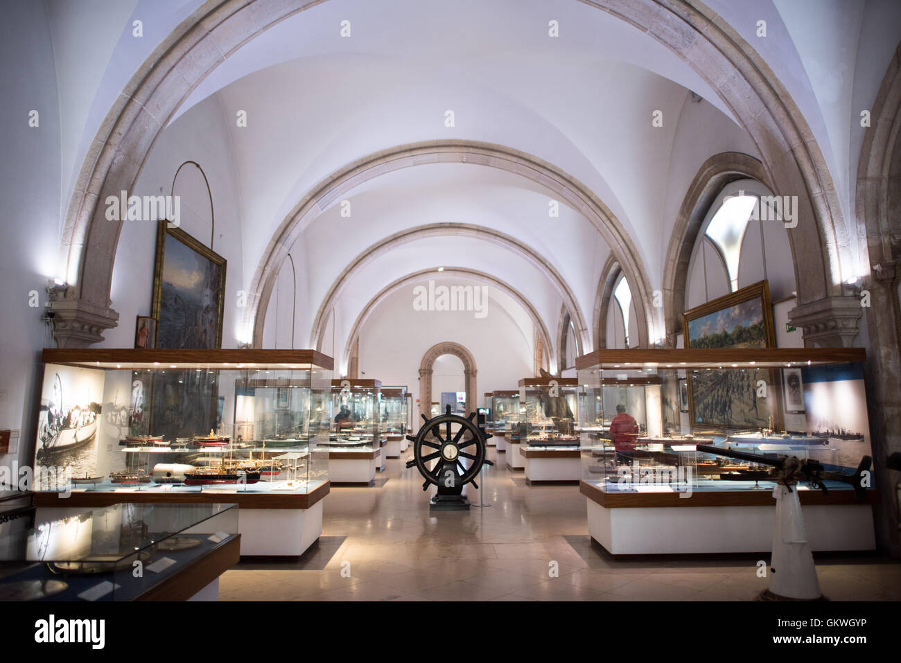 Museu De Marinha Interno Modelli di navi ed esposizioni Lisbona Portogallo | LISBONA, Portogallo — Modelli di navi ed esposizioni marittime riempiono le sale a volta del Museu de Marinha nel quartiere di Belém a Lisbona. Fondato il 22 luglio 1863 da Re Luís I — un ufficiale navale addestrato con un interesse personale per l’oceanografia — il museo occupa l’ala neo-manuelina occidentale del Monastero dei Jerónimos dal 15 agosto 1962. La sua collezione di oltre 25.000 oggetti copre i viaggi di scoperta, le marine reale e da guerra, la navigazione mercantile, la pesca e le barche tradizionali regionali. Il museo è gestito dalla Foto Stock