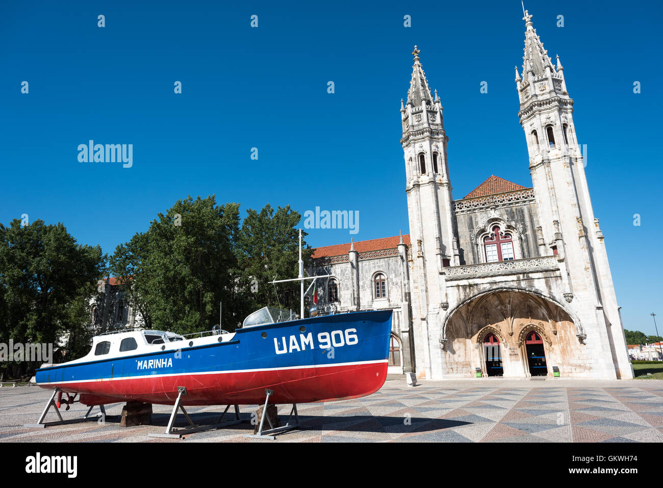 LISBONA, Portogallo — l'ingresso principale del Museu de Marinha (Museo Marittimo). L'ingresso è attraverso l'originale cappella del 15th ° secolo. Il Museu de Marinha (Museo Marittimo della Marina) si concentra sulla storia marittima portoghese. Ospita mostre sull'era della scoperta del Portogallo, la Marina portoghese, la navigazione commerciale e ricreativa e, in un grande annesso, chiatte e idrovolanti. Situato nel quartiere Belem di Lisbona, occupa, in parte, un'ala del monastero di Jerónimos. Il suo ingresso è attraverso una cappella che Enrico il Navigatore aveva costruito come il luogo in cui partono i viaggiatori t Foto Stock