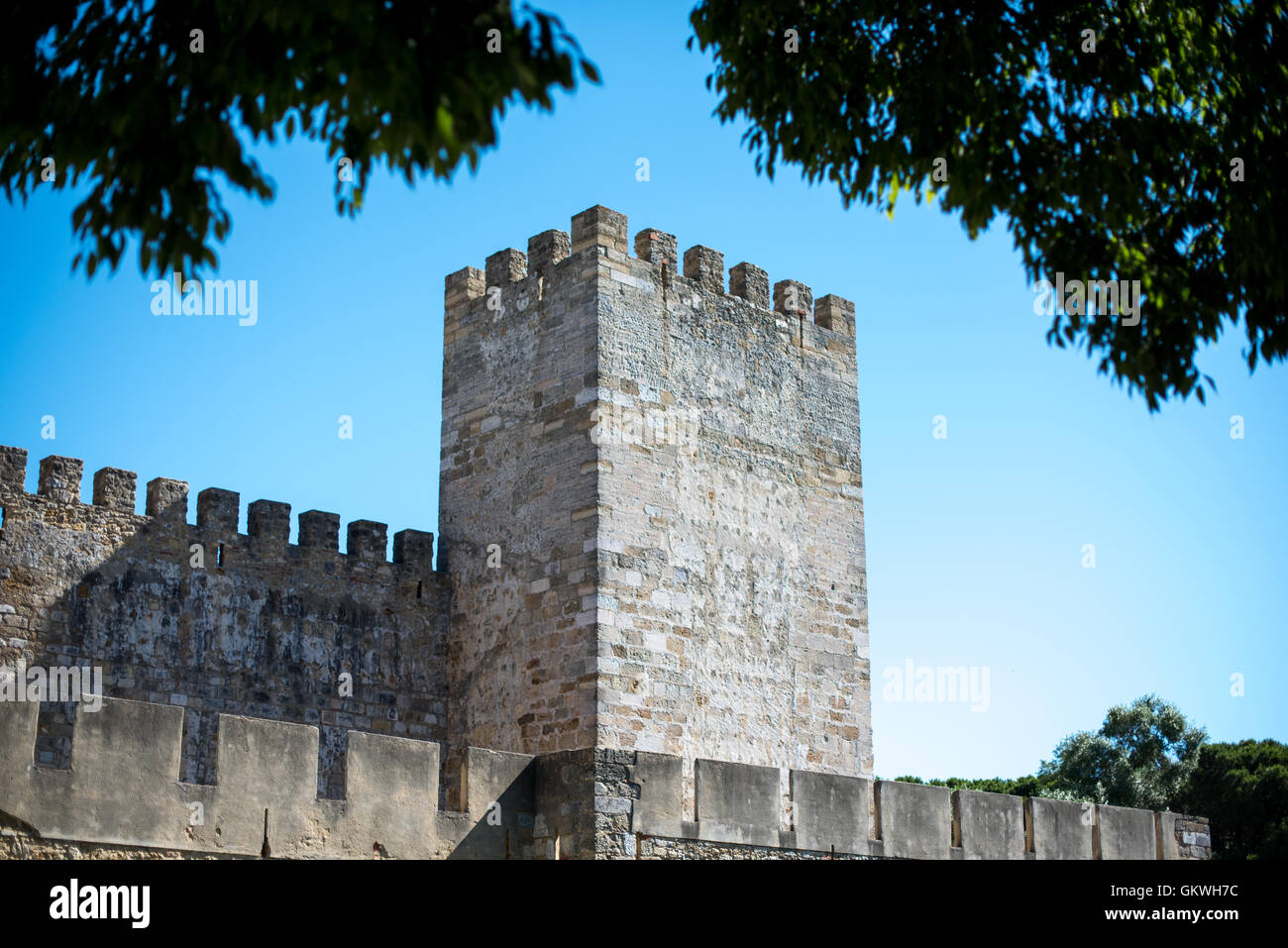 Lisbona, Portogallo - seduta alta su una collina che domina il centro di Lisbona, São Jorge Castello (o Castelo de São Jorge o Saint George Castle) è un castello moresco. Le fortificazioni sono esistiti sul sito per migliaia di anni e la corrente pareti distintivo data al XIV secolo. Foto Stock