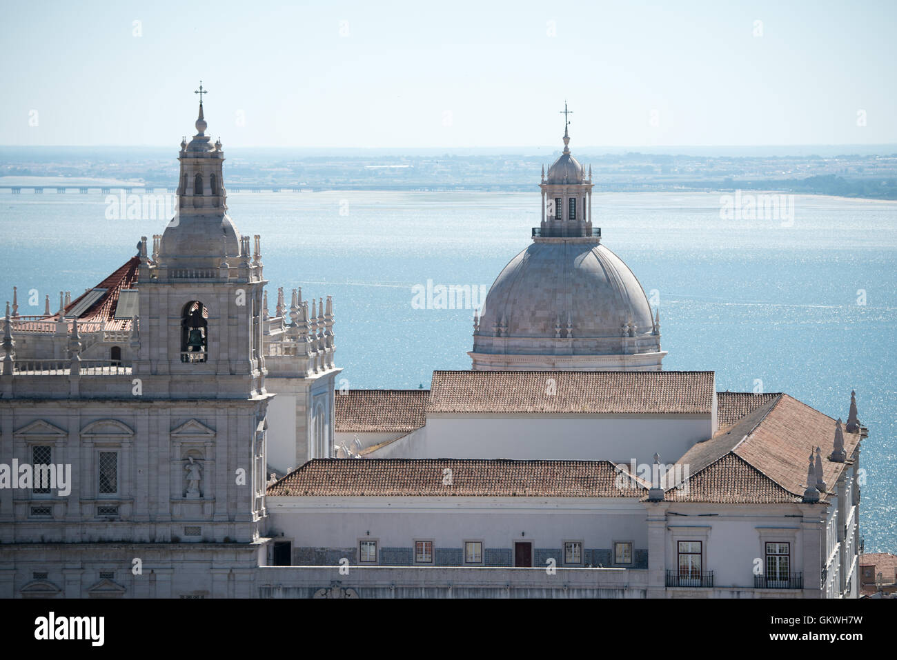 Monastero di Sao Vicente De Fora Lisbona // Una vista del monastero di São Vicente de Fora dai bastioni di Castelo de Sao Jorge. Situato in alto su una collina che domina il centro di Lisbona, il castello di São Jorge (o Castelo de São Jorge o Castello di San Giorgio) è un castello moresco. Le fortificazioni esistono sul sito da migliaia di anni, e le attuali mura caratteristiche risalgono al XIV secolo. Foto Stock