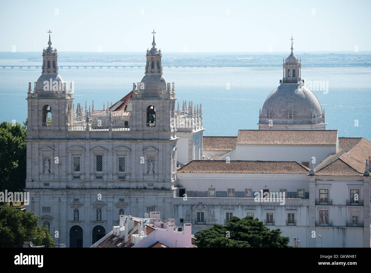 Monastero di Sao Vicente De Fora Lisbona // Una vista del monastero di São Vicente de Fora dai bastioni di Castelo de Sao Jorge. Situato in alto su una collina che domina il centro di Lisbona, il castello di São Jorge (o Castelo de São Jorge o Castello di San Giorgio) è un castello moresco. Le fortificazioni esistono sul sito da migliaia di anni, e le attuali mura caratteristiche risalgono al XIV secolo. Foto Stock