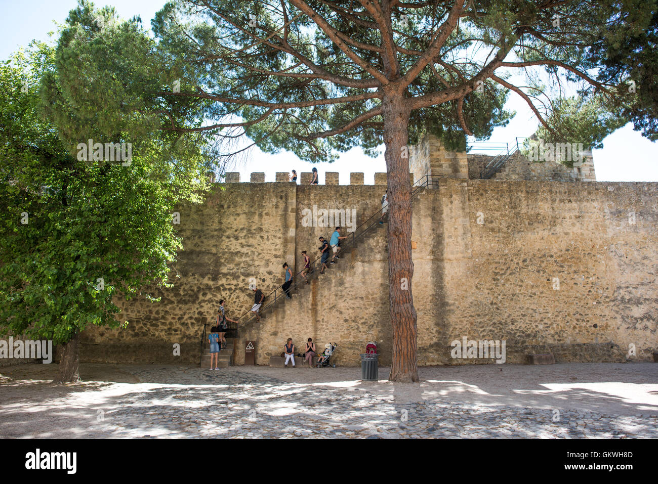 Castello di São Jorge mura Lisbona Portogallo // LISBONA, Portogallo - seduto su una collina che domina il centro di Lisbona, il castello di São Jorge (o Castelo de São Jorge o Castello di San Giorgio) è un castello moresco. Le fortificazioni esistono sul sito da migliaia di anni, e le attuali mura caratteristiche risalgono al XIV secolo. Foto Stock