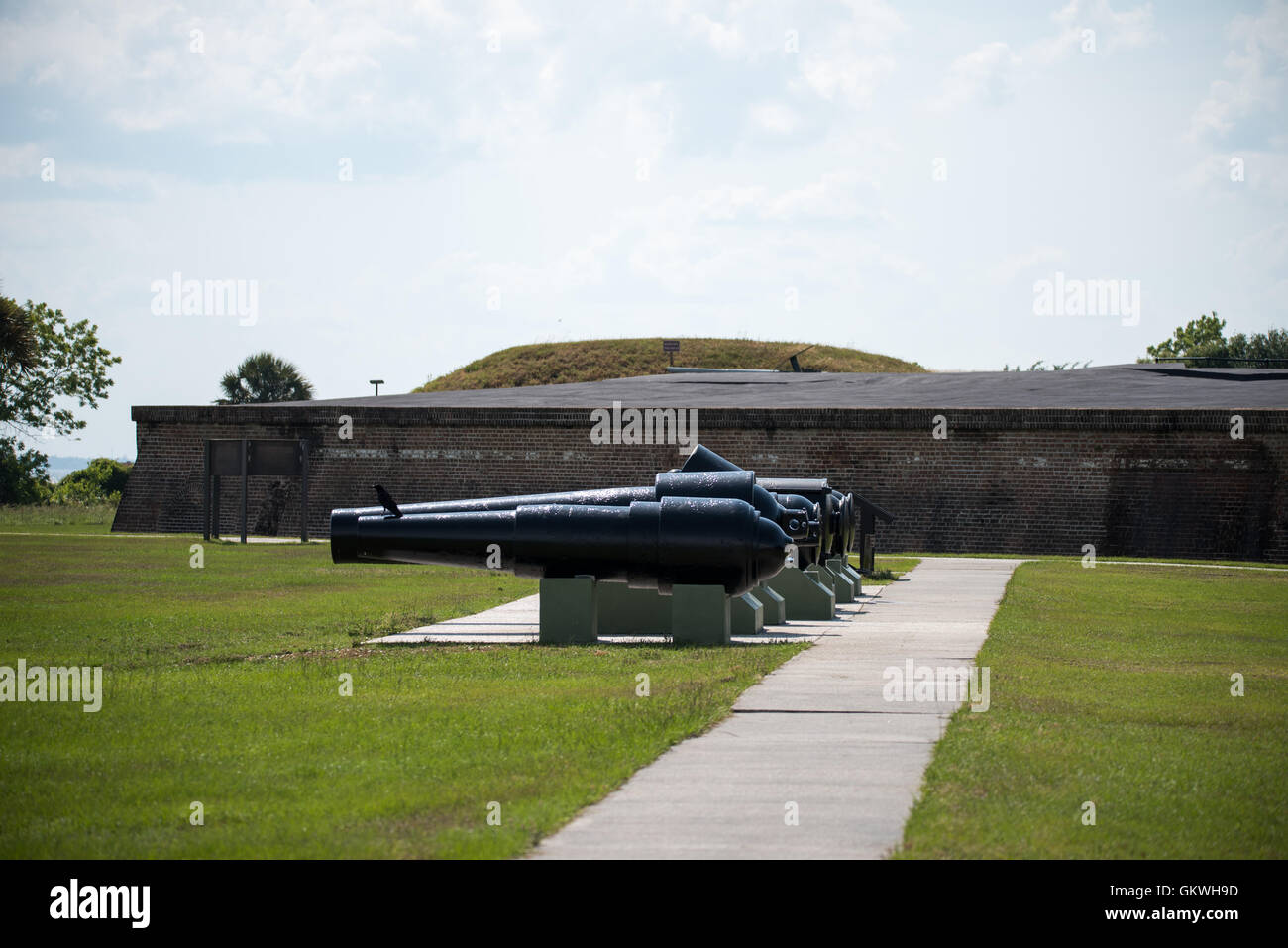 SULLIVAN'S ISLAND, Carolina del Sud - cannoni a batteria Jasper (1898-1943), il principale sistema di Endicott batteria su Sullivan's Island. La batteria è stata nominata per il sergente. William Jasper. Fort Moultrie è parte del Fort Sumter monumento nazionale all'ingresso al porto di Charleston in Carolina del Sud. Il fort ha svolto un ruolo cruciale nel difendere il porto dal tempo della guerra rivoluzionaria attraverso la seconda guerra mondiale. Durante questo tempo ha subito vari aggiornamenti, dall'originale palmetto pareti di registro per il più recente pesantemente fortificati bunker di terracotta. Foto Stock