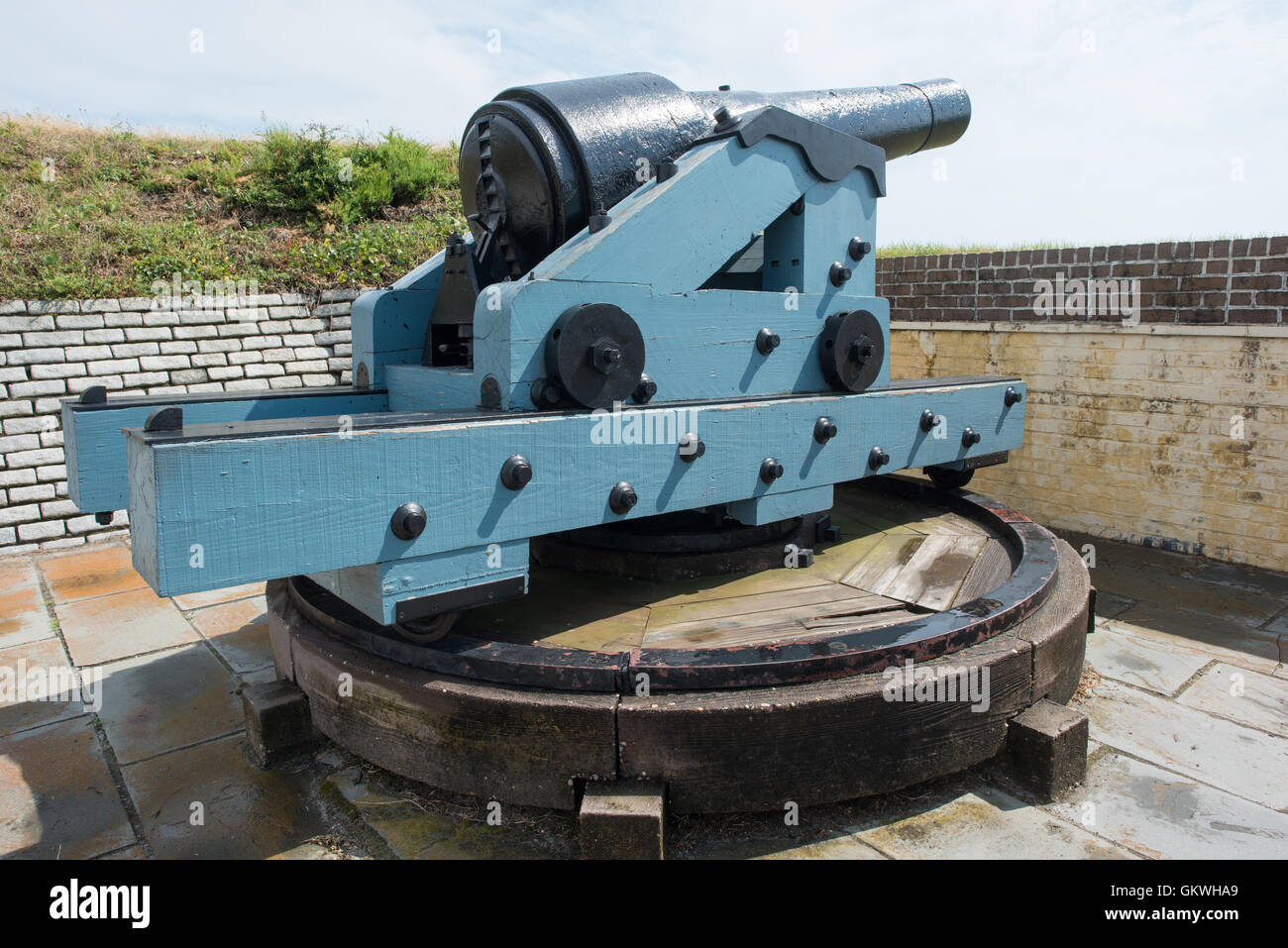 SULLIVAN'S ISLAND, Carolina del Sud - Fort Moultrie è parte del Fort Sumter monumento nazionale all'ingresso al porto di Charleston in Carolina del Sud. Il fort ha svolto un ruolo cruciale nel difendere il porto dal tempo della guerra rivoluzionaria attraverso la seconda guerra mondiale. Durante questo tempo ha subito vari aggiornamenti, dall'originale palmetto pareti di registro per il più recente pesantemente fortificati bunker di terracotta. Foto Stock