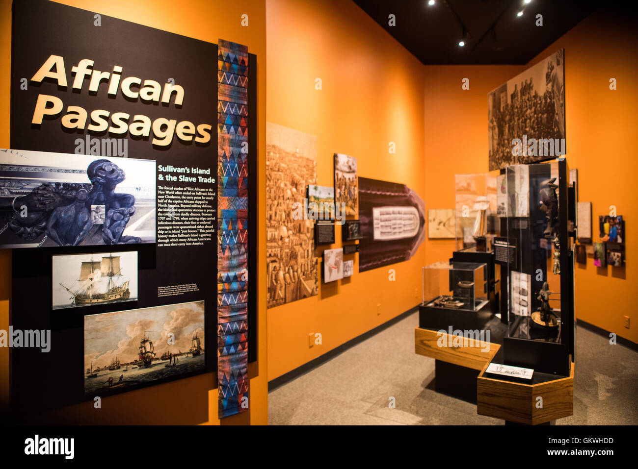 Ingresso dell'esposizione "African Passages" al Fort Moultrie | SULLIVAN'S ISLAND, Carolina del Sud, Stati Uniti — L'esposizione "African Passages" al centro visitatori di Fort Moultrie si apre con la frase "Sullivan's Island e il commercio di schiavi“, presentando l'isola come il punto di ingresso per quasi la metà degli africani schiavi spediti in Nord America. Le ricerche successive dello storico Nicholas Butler hanno scoperto che gli sbarchi obbligatori in quarantena sull'isola si applicavano effettivamente solo per circa 23 anni tra il 1749 e il 1784, una finestra più ristretta di quanto suggerisca l'ambito "40 percento" dell'esposizione. Foto Stock