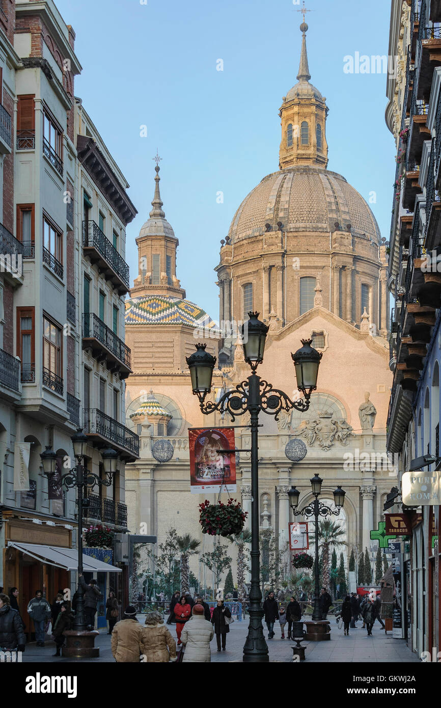 Principale strada pedonale dello shopping Alfonso I, cupole della chiesa a sfondo, Saragozza, Aragona, Spagna Foto Stock