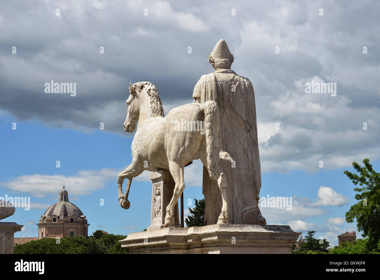 Antica statua romana di Dioskouri contro il cielo nuvoloso, sul Campidoglio a Roma Foto Stock