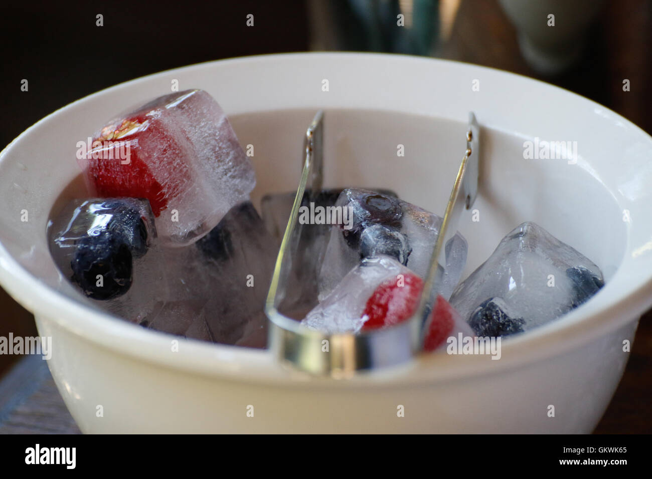 Frutti all'interno dell'icecubes Foto Stock