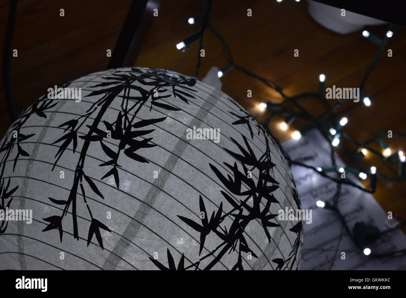 Close-up di una lanterna cinese con luci di stringa in background Foto Stock