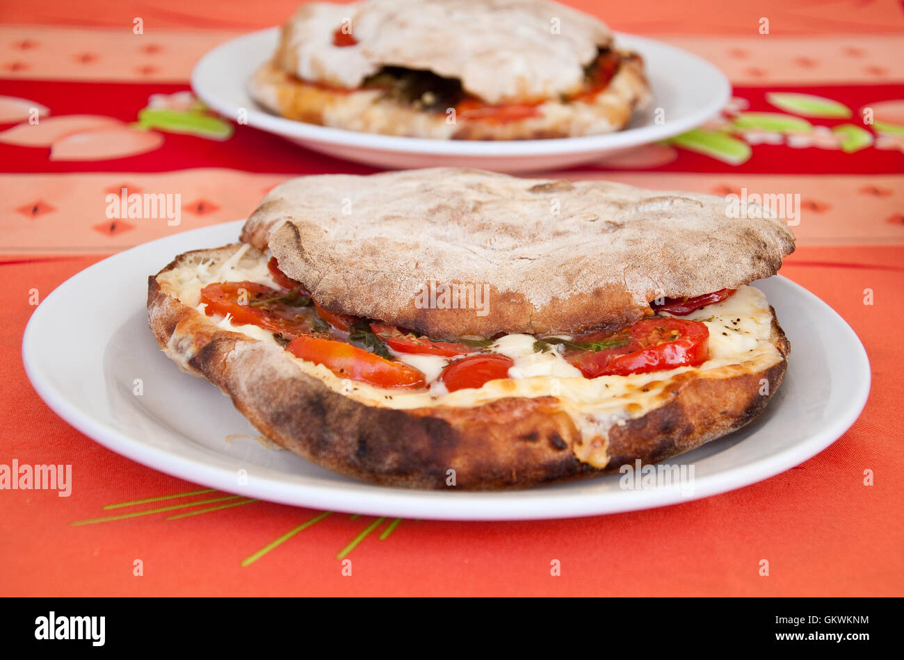 Pitta Focaccia ripiena tipica calabrese di pomodoro e mozzarella e salame ripieno,Italia Foto Stock