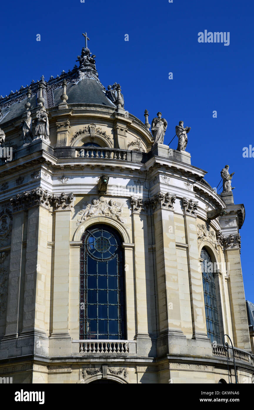 VERSAILLES, Francia - 19 Aprile 2015: ornati edifici della cappella reale di fronte al Palazzo di Versailles, Francia Foto Stock