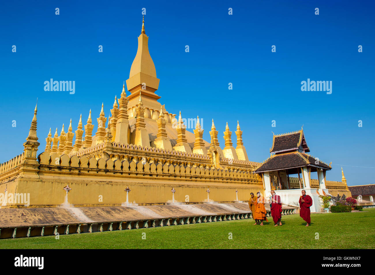 Vientiane, Laos - Gennaio 19, 2012: gruppo di monaci buddisti a piedi attorno a That Luang Stupa, punto di riferimento di Vientiane, Repubblica democratica popolare del Laos Foto Stock