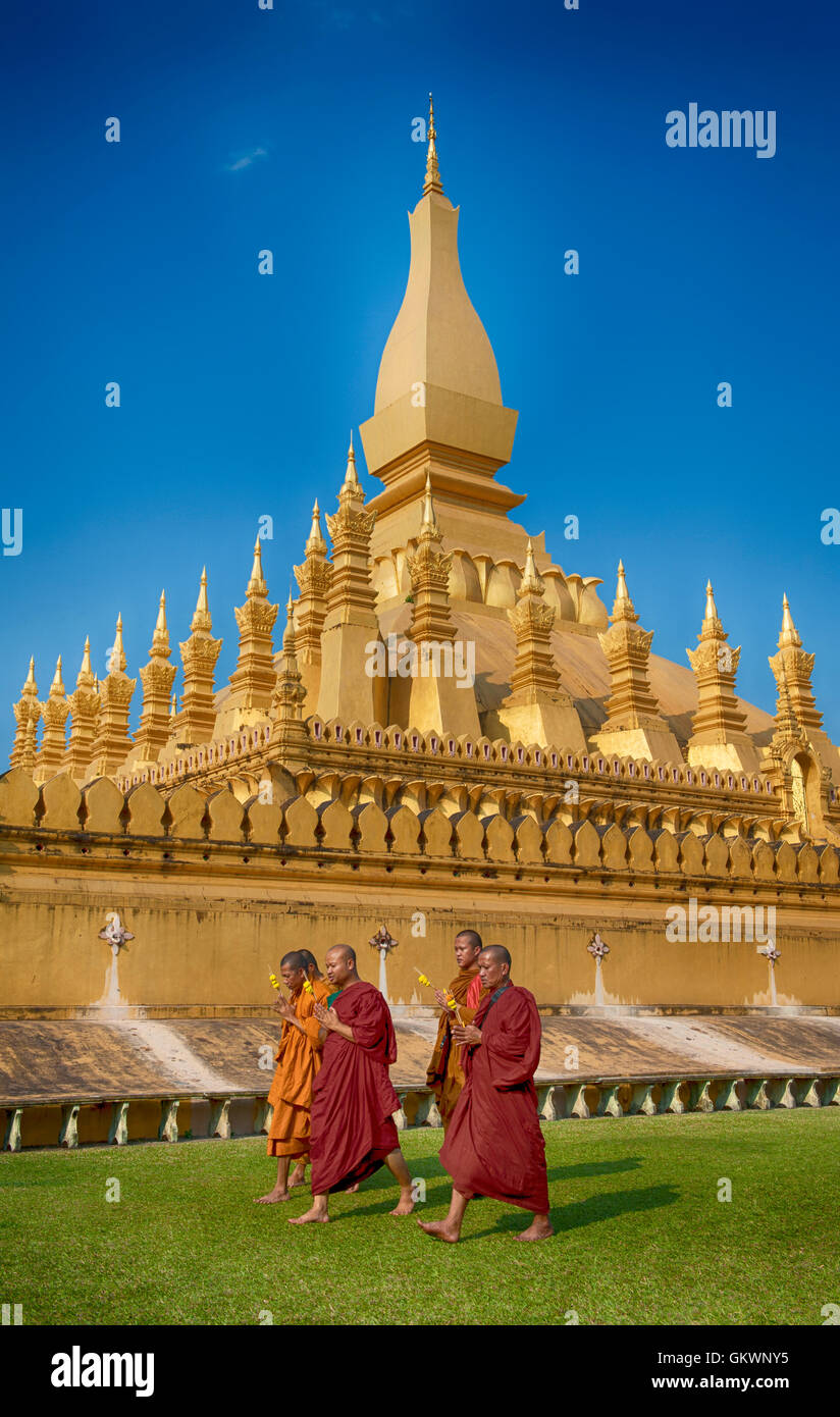Vientiane, Laos - Gennaio 19, 2012: gruppo di monaci buddisti a piedi attorno a That Luang Stupa, punto di riferimento di Vientiane, Repubblica democratica popolare del Laos Foto Stock