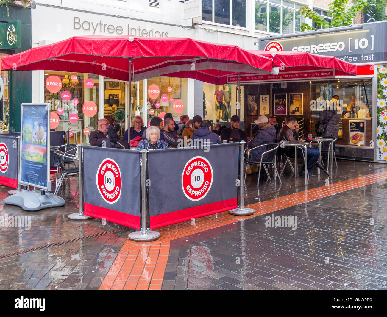 10 Espresso Coffee Bar, un molto popolare café in un centro città zona dello shopping sotto la pioggia in Middlesbrough Cleveland England Regno Unito Foto Stock