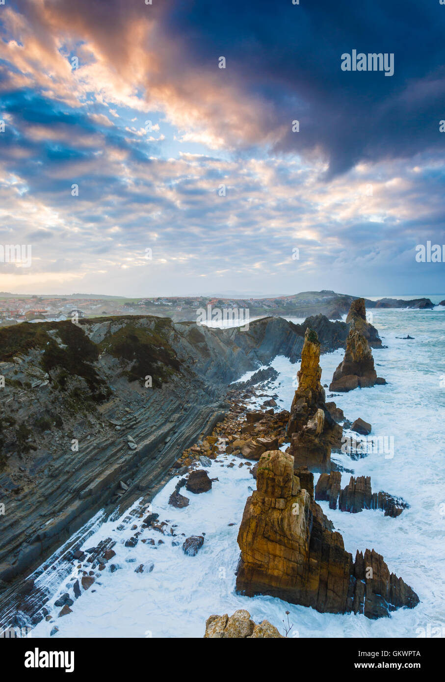 Le scogliere e le nuvole al tramonto. Foto Stock