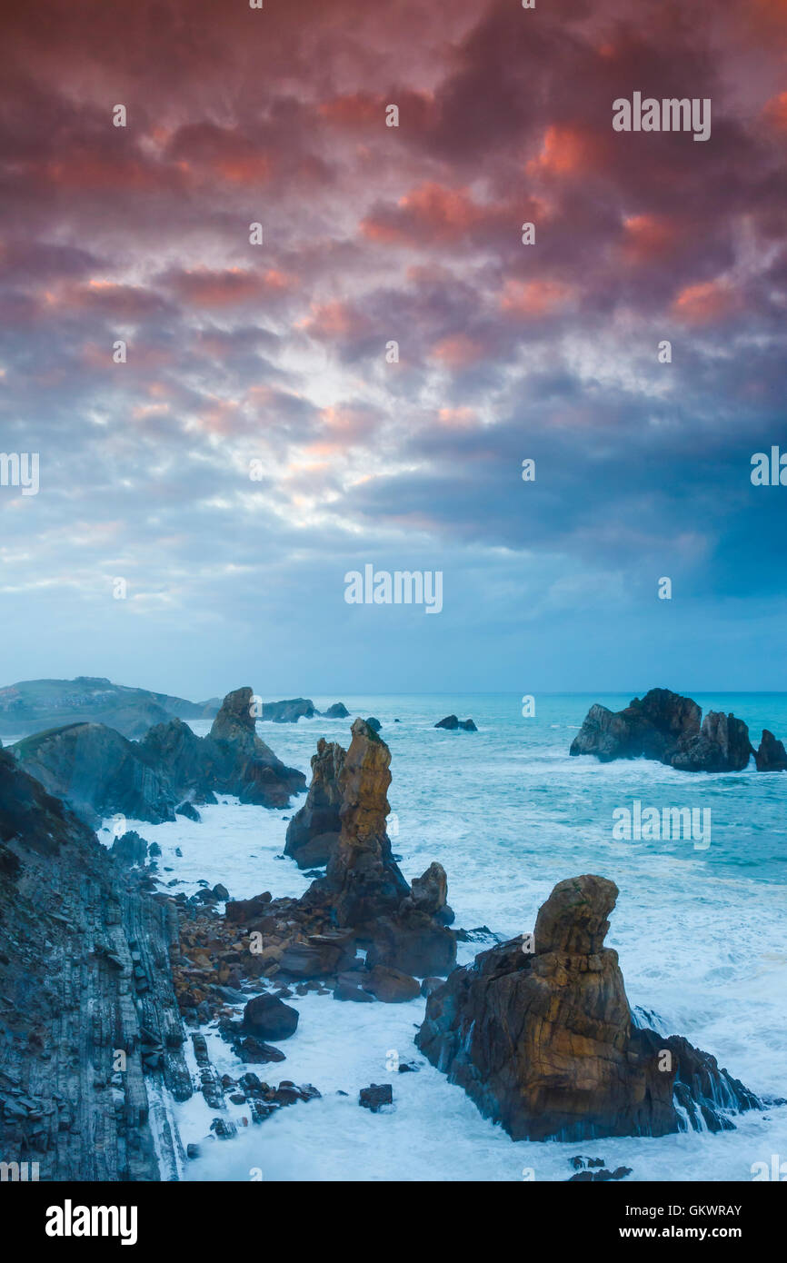 Le scogliere e le nuvole al tramonto. Foto Stock