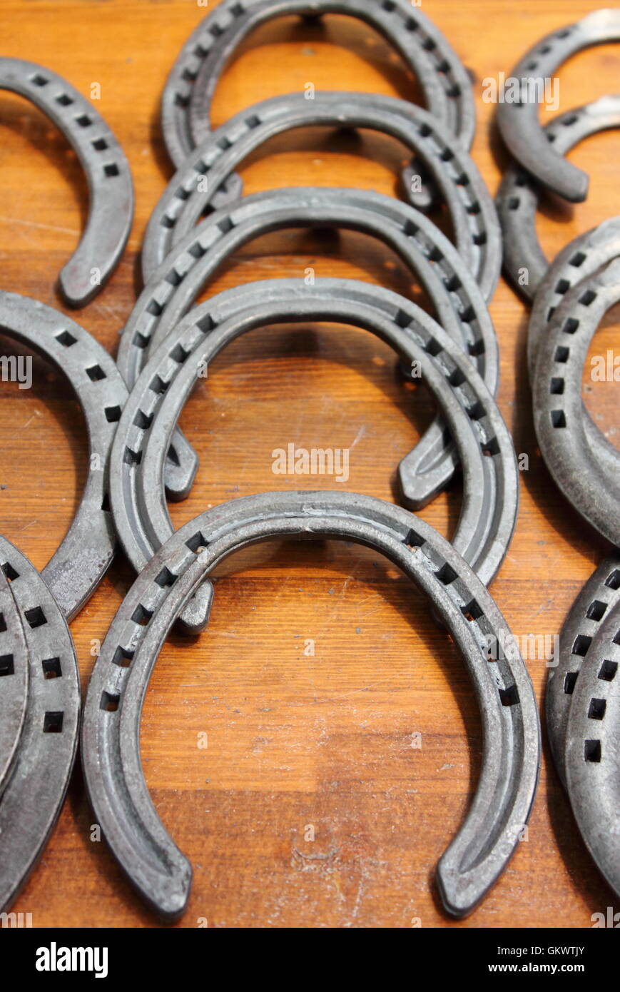 Cavallo di metallo scarpe vendute in un mercato in stallo Foto Stock