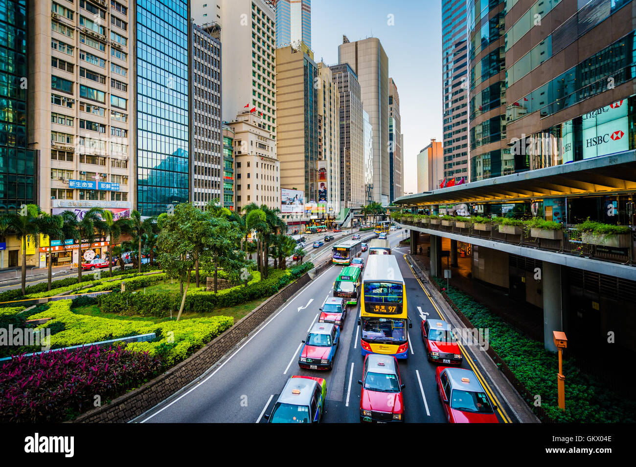 Vista dei grattacieli moderni e Connaught Road, a Hong Kong, Hong Kong. Foto Stock