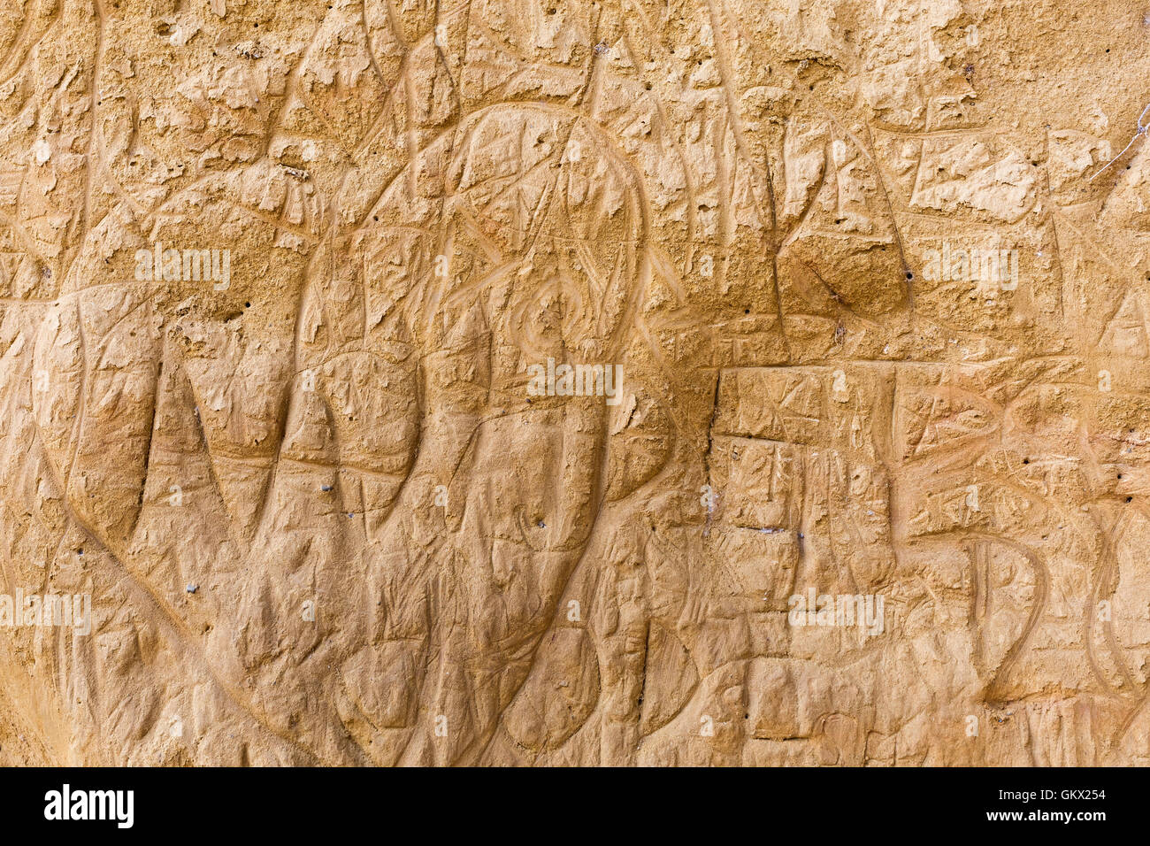 Graffiato muro di fango con un cuore in Toscana, Italia Foto Stock