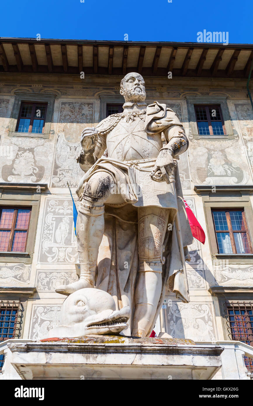 Statua di fronte al Palazzo della Carovana in Pisa, Toscana, Italia Foto Stock