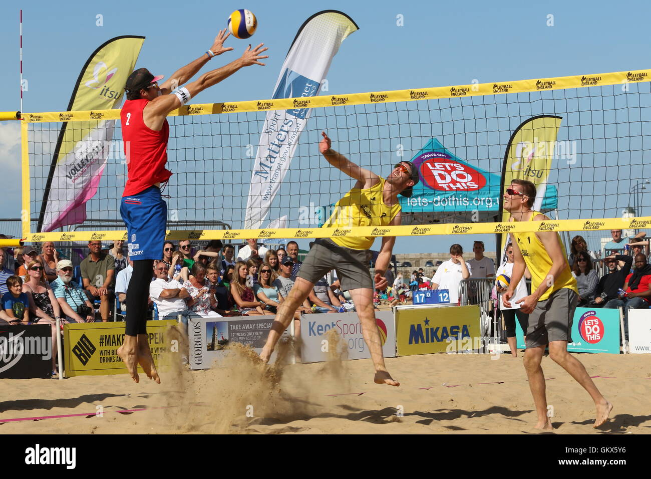 Jack covone/Chris Gregorio v Russell Watson/Phil Smith nel finale di pallavolo Inghilterra Tour Spiaggia, 21 agosto 2016 Margate Foto Stock