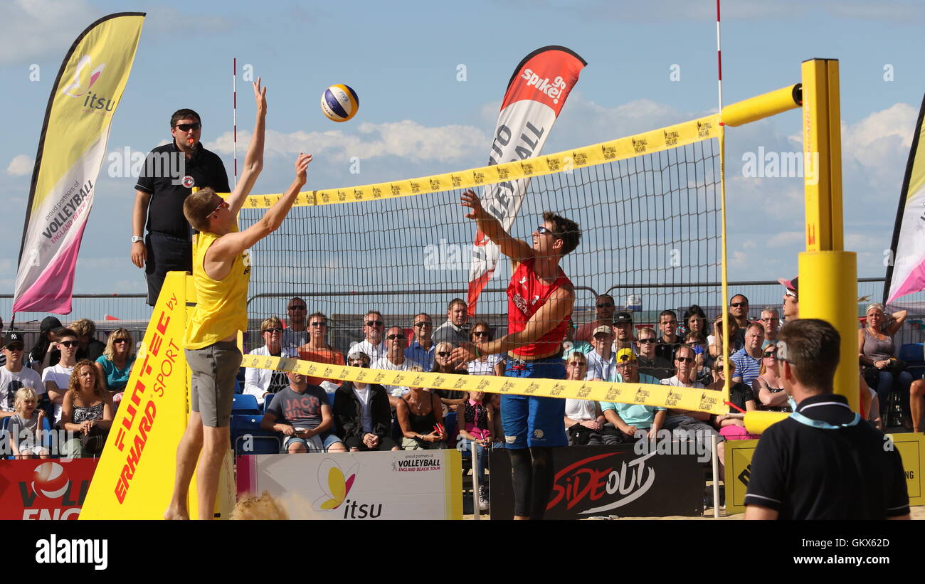 Jack covone/Chris Gregorio v Russell Watson/Phil Smith nel finale di pallavolo Inghilterra Tour Spiaggia, 21 agosto 2016 a mar Foto Stock