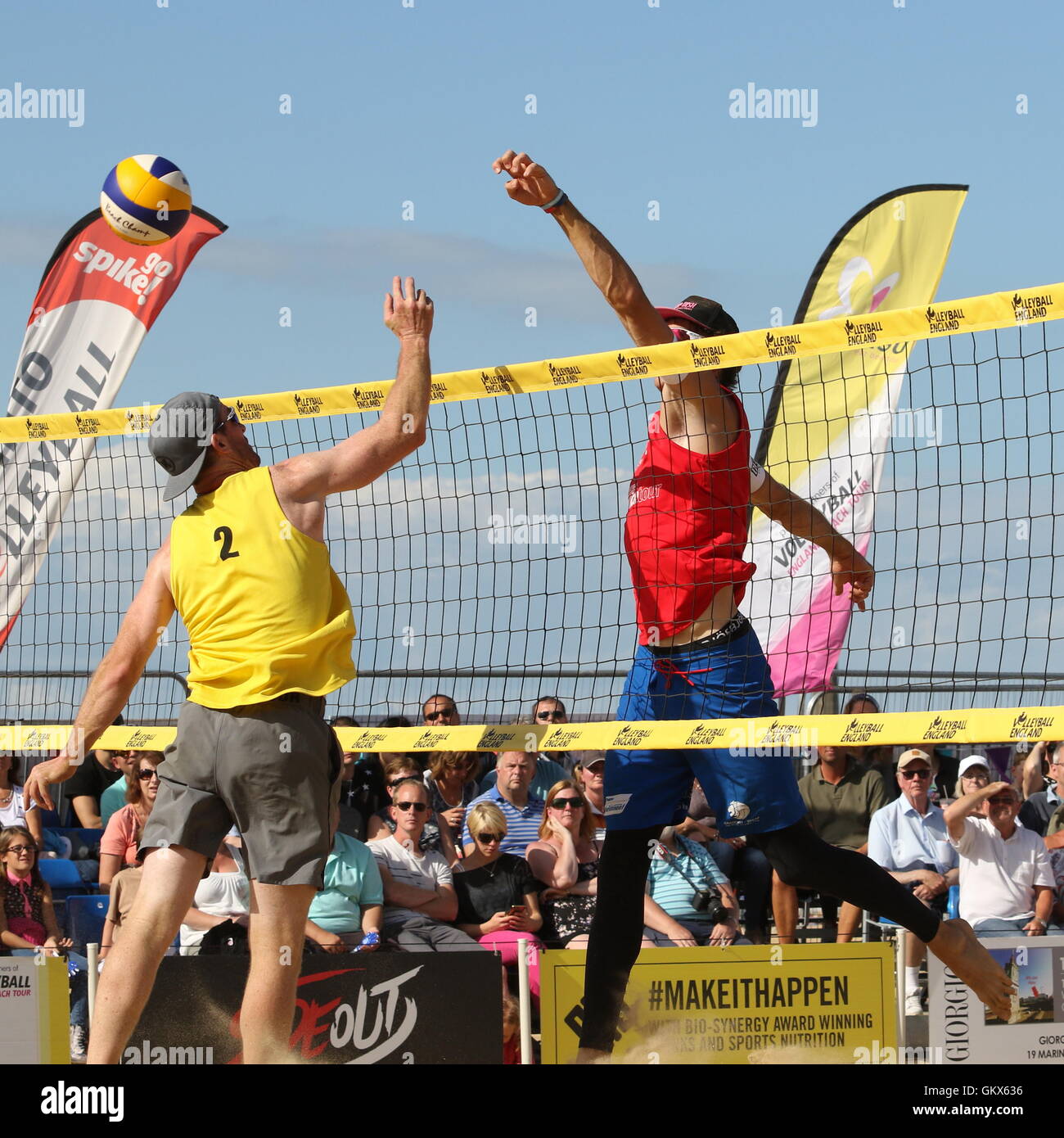Jack covone/Chris Gregorio v Russell Watson/Phil Smith nel finale di pallavolo Inghilterra Tour Spiaggia, 21 agosto 2016 Foto Stock