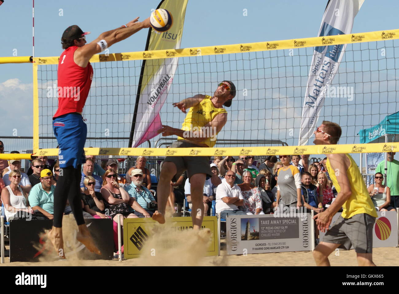 Jack covone/Chris Gregorio v Russell Watson/Phil Smith nel finale di pallavolo Inghilterra Tour Spiaggia, 21 agosto 2016 a mar Foto Stock