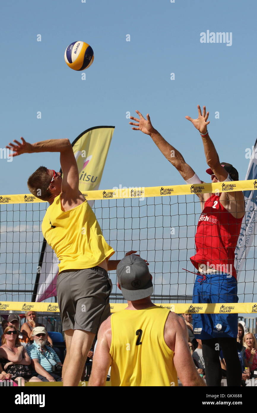 Jack covone/Chris Gregorio v Russell Watson/Phil Smith nel finale di pallavolo Inghilterra Tour Spiaggia, 21 agosto 2016 Foto Stock