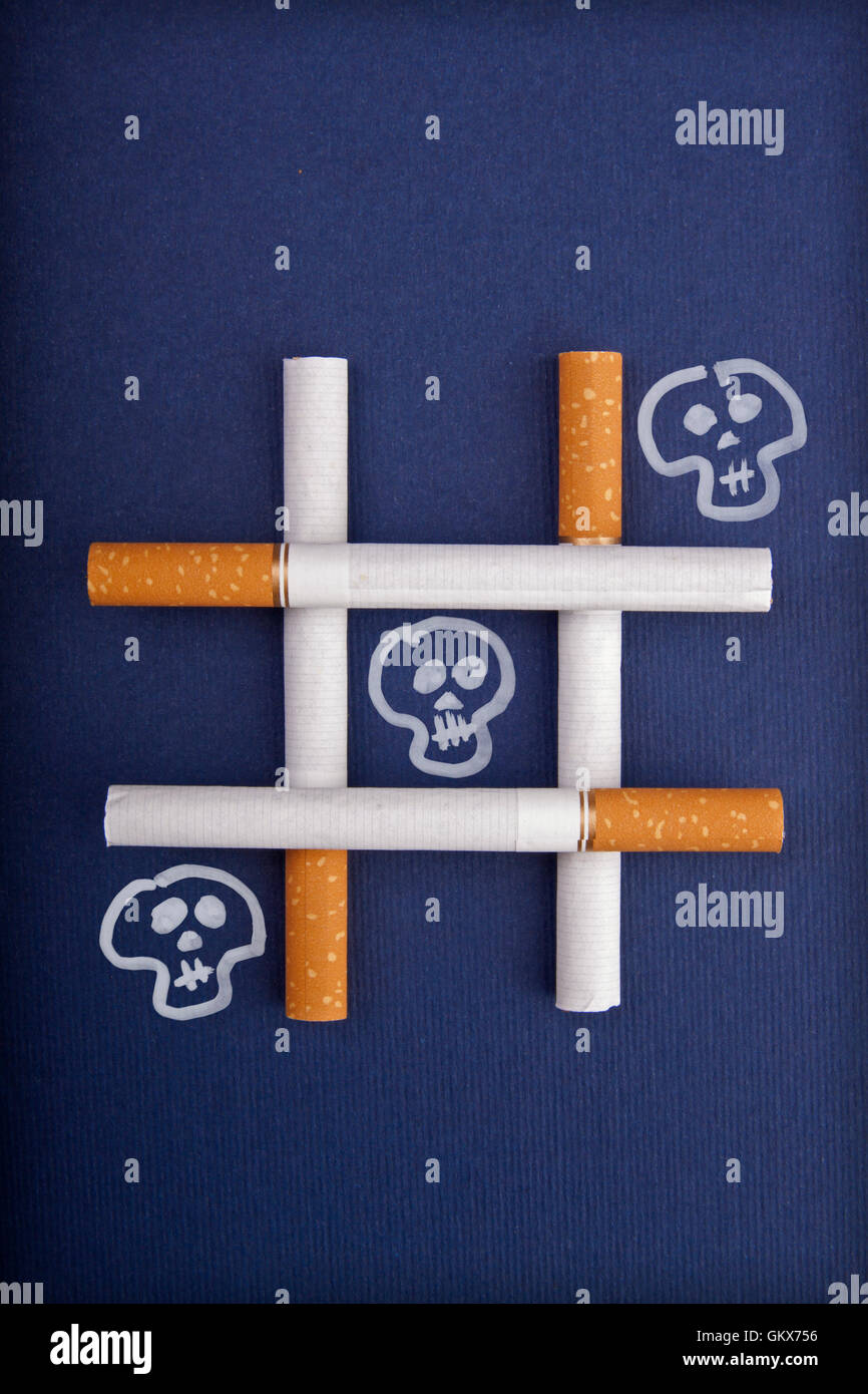 Riproduzione di x o gioco con la morte ΓÇô metafora per fumatori Foto Stock