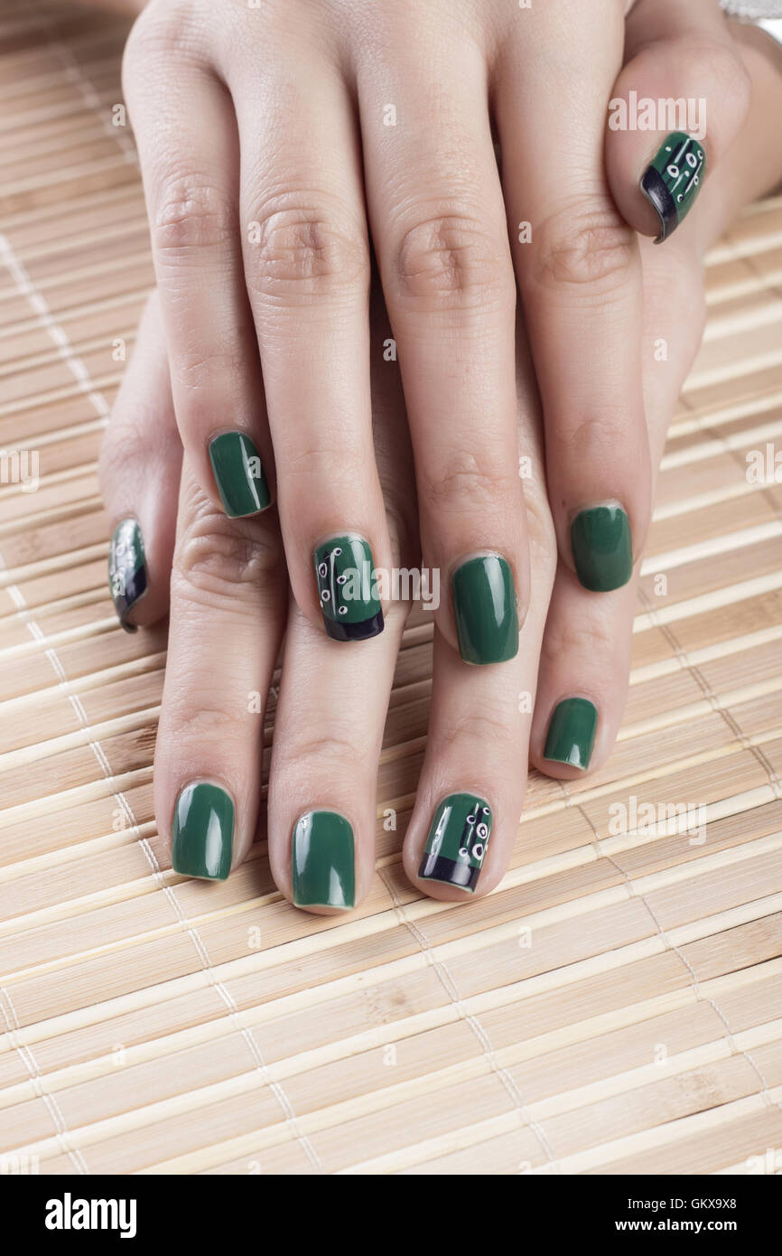 Il verde smalto per unghie Foto stock - Alamy