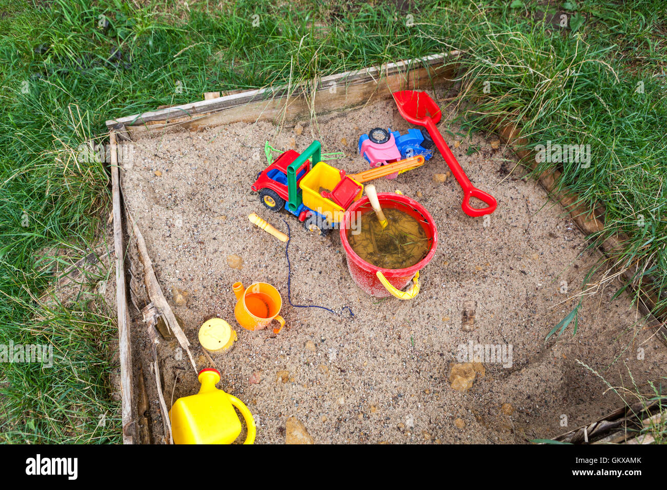 Bambini che giocano con un giocattolo di plastica ferro da stiro Foto stock  - Alamy