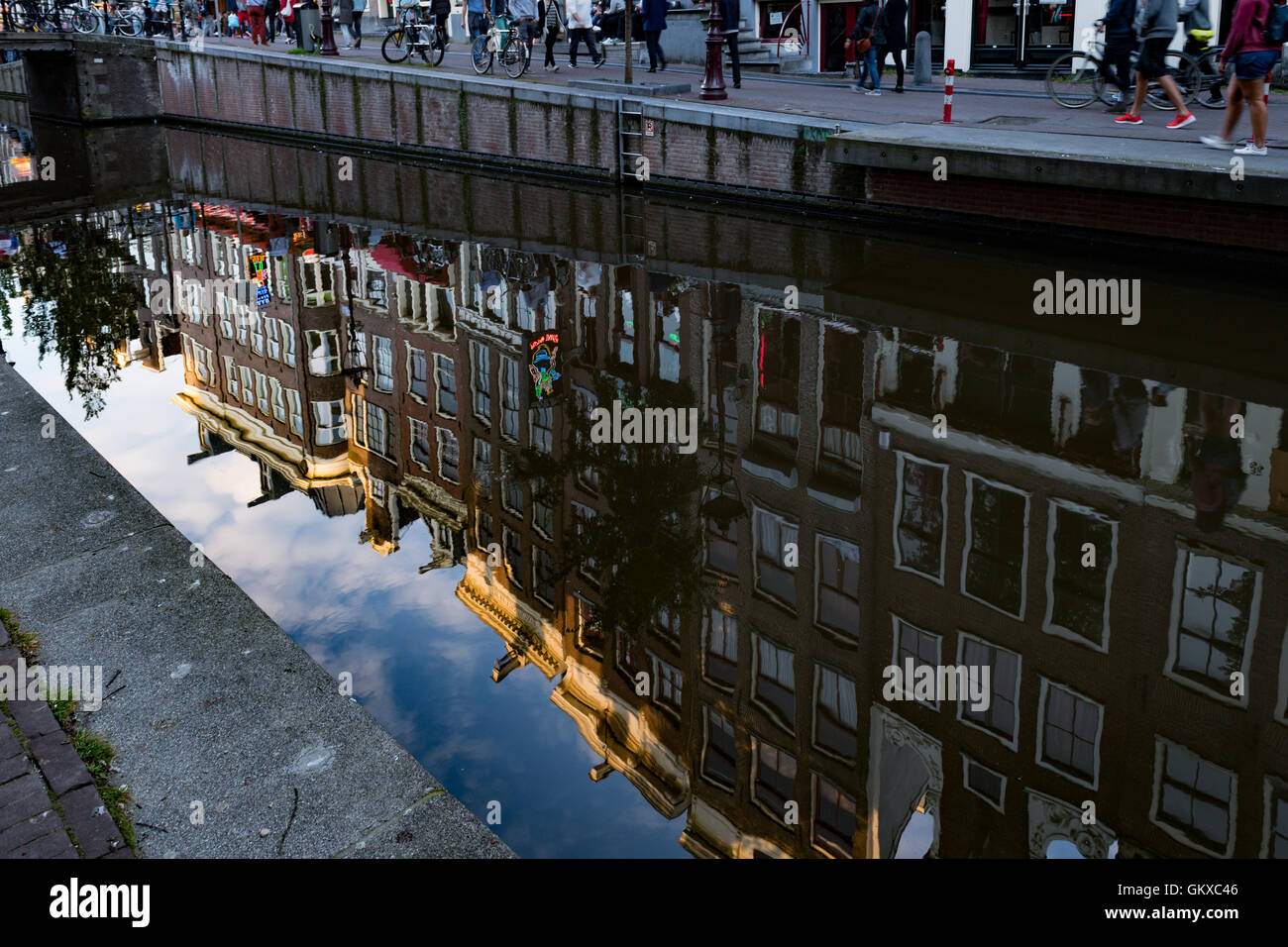 Riflessioni nel canale del quartiere a luci rosse di Amsterdam, Paesi Bassi Foto Stock