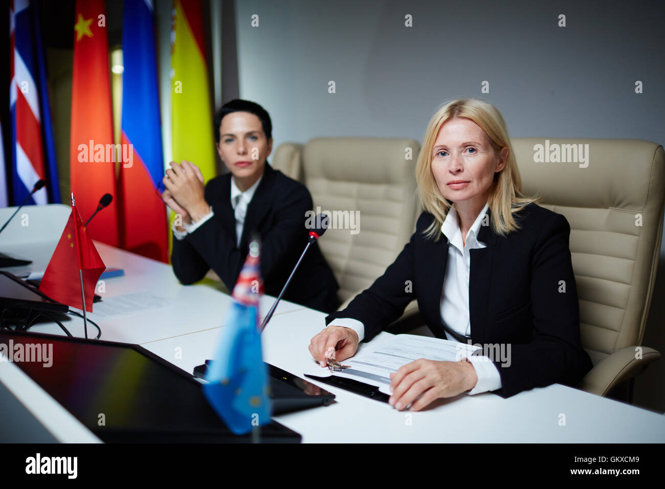 Due i politici donna seduta alla conferenza politica Foto Stock