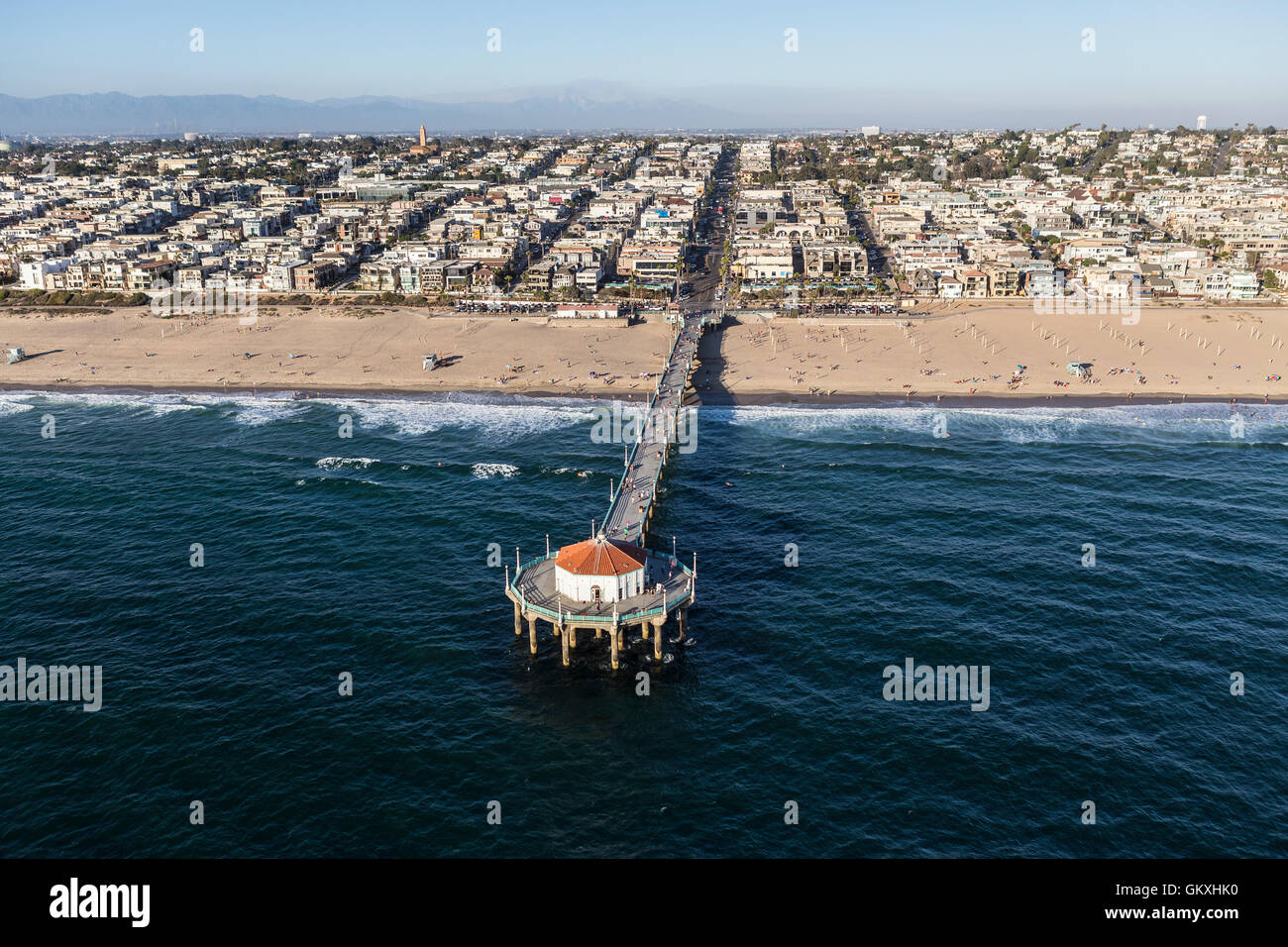 Pomeriggio Vista aerea di popolari Manhattan Beach Pier vicino a Los Angeles, California. Foto Stock