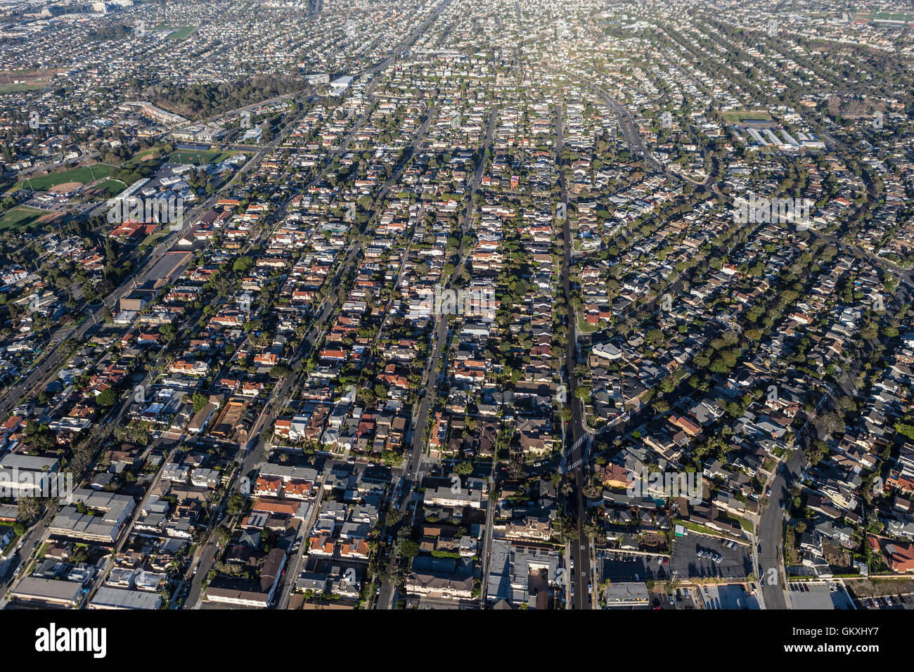 Pomeriggio Vista aerea di zone residenziali in south bay area della contea di Los Angeles, California. Foto Stock