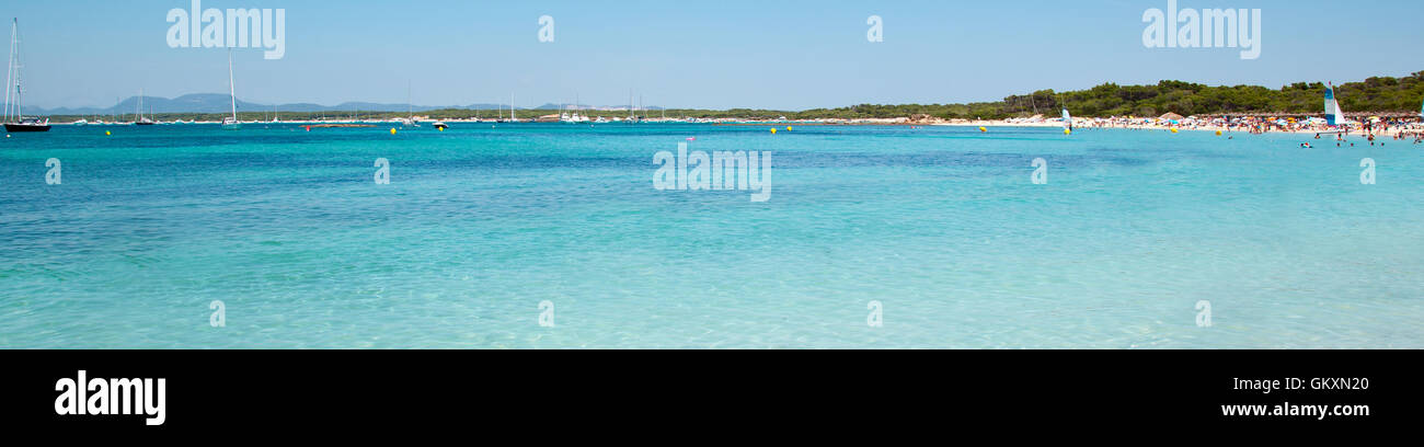 Bellissima spiaggia con sabbia bianca e mare turchese, formato orizzontale. Spiaggia Es Trenc in Palma de Mallorca, Spagna. Foto Stock